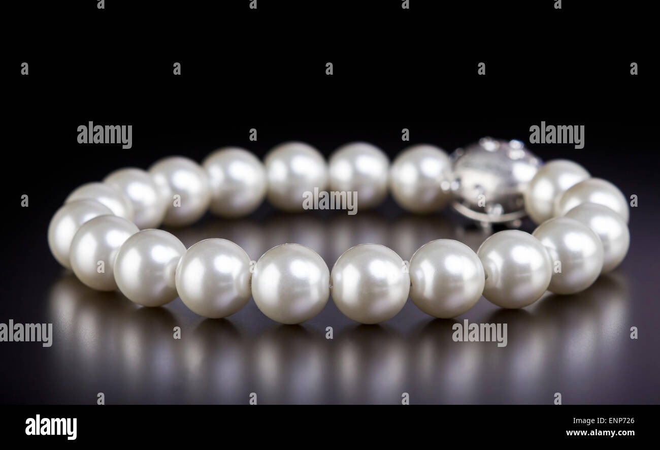 Weiße Perlen Halskette auf schwarzem Hintergrund Stockfoto