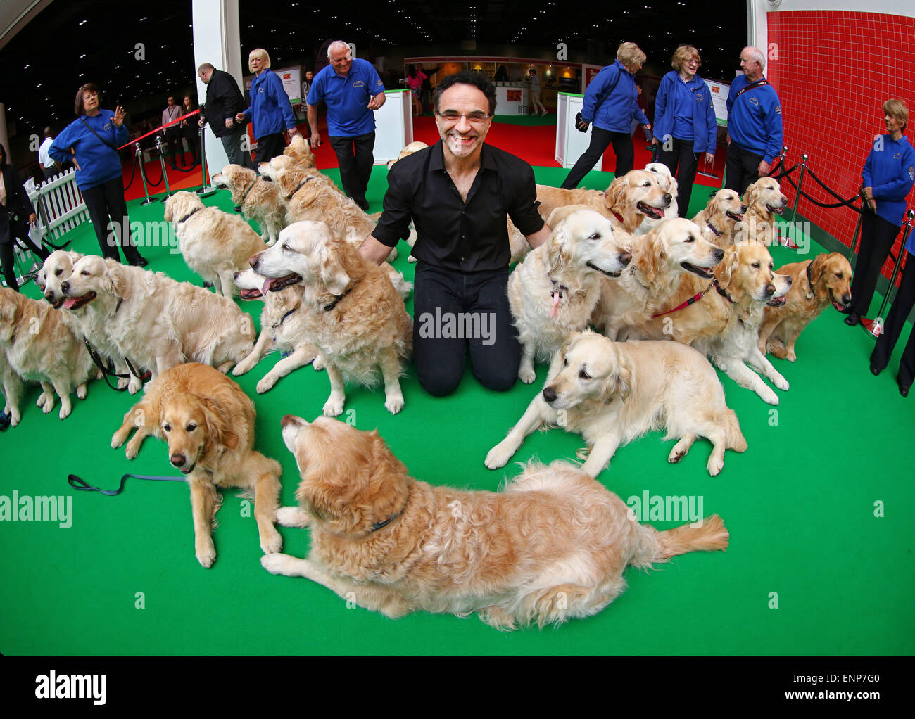 London, UK. 9. Mai 2015. Supervet Noel Fitzpatrick öffnet der London Pet Show 2015 in Excel, London, England-Credit: Paul Brown/Alamy Live News Stockfoto