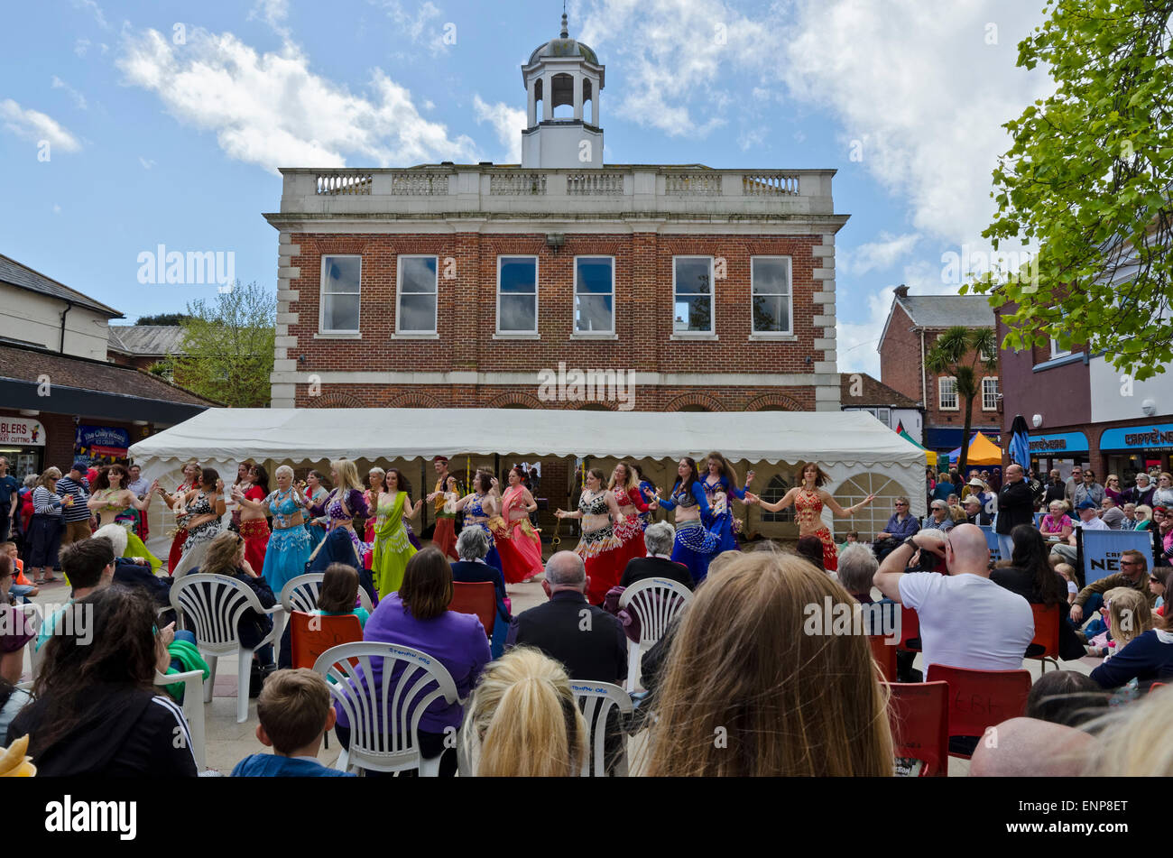 Einheimische und Touristen-Pack in Christchurch für das jährliche Food Festival verkaufen Speisen aus vielen Ländern. Live-Unterhaltung durch eine Bauchtanz-Gruppe im sächsischen Square vor dem Bürgermeister Salon wo Massen zwischen den Sitzungen durchsuchen das viele Essen und Trinken Entspannen steht am Kai und in der High Street. Standinhaber sind rege Geschäfte und Parkhäuser sind voll. Stockfoto