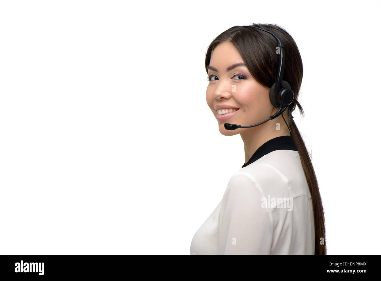 Weibliche asiatische Anruf-Center-Betreiber mit Kopfhörer Stockfoto