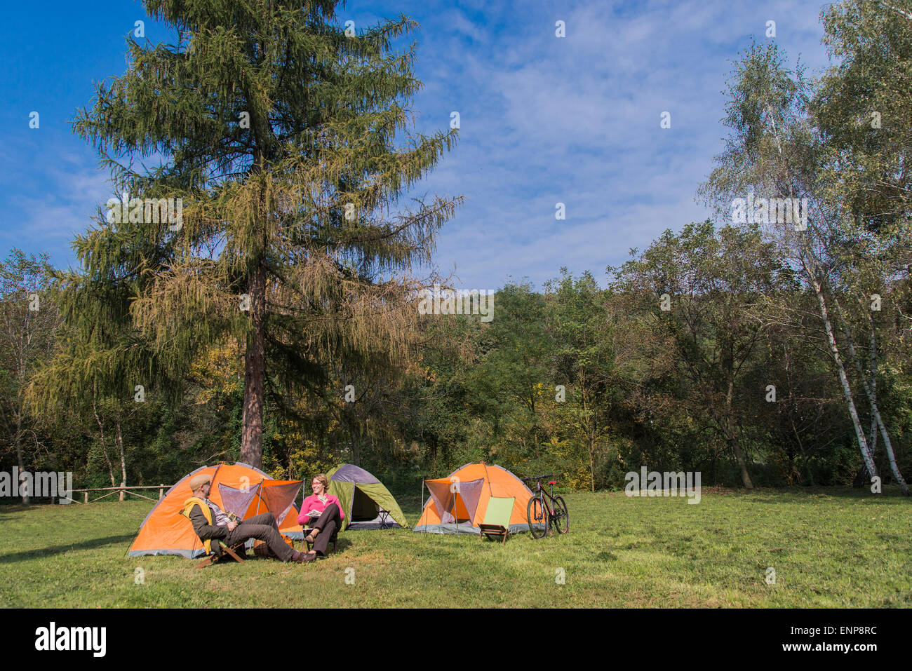 Älteres Paar auf Campingplatz Stockfoto