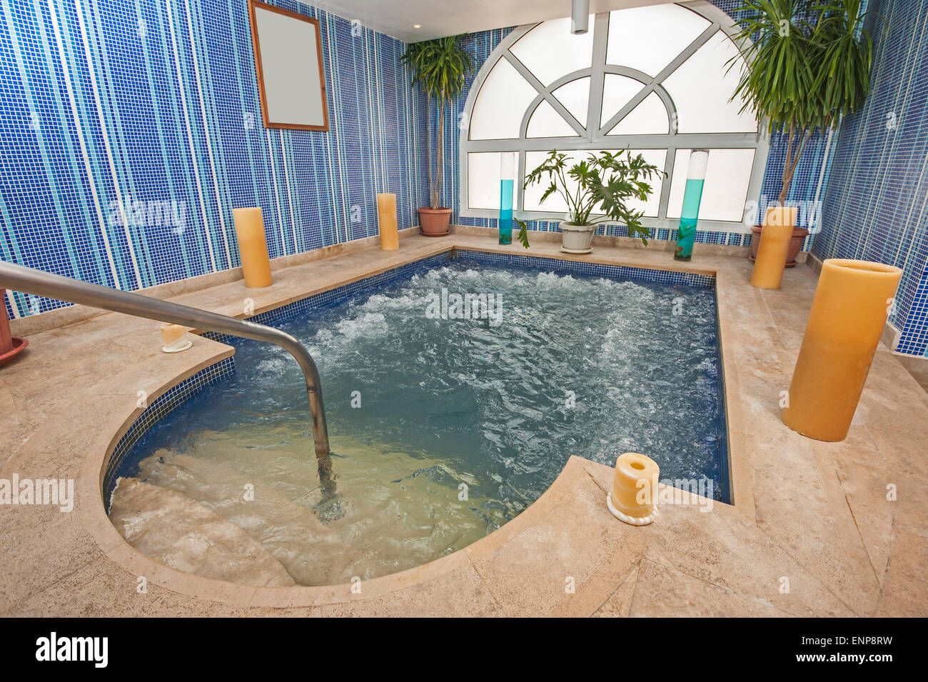 Großer Whirlpool im Zimmer des Luxus-Wellness-Center mit Kerzen  Stockfotografie - Alamy