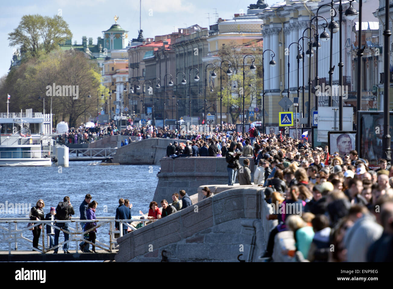 St. Petersburg, Russland, 9. Mai 2015. Tausende von Menschen feiern den Tag des Sieges auf dem englischen Damm. In diesem Jahr sind die Feierlichkeiten die Marine Parade, die besser von diesem Ort zu sehen war Stockfoto
