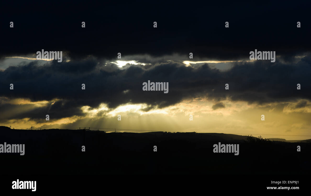 Dämmerungs-Strahlen sind Sonnenstrahlen, die scheinbar vom Punkt am Himmel Strahlen die Sonne befindet. Stockfoto
