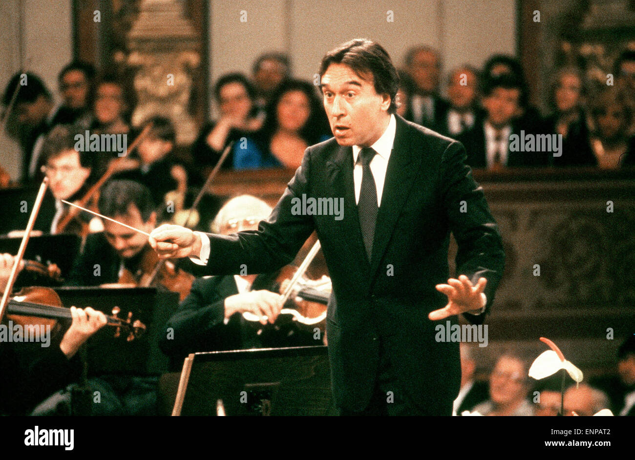 Der Züricher Dirigent Claudio Abbado (1933-2014) füttere Eines Konzerts in Den 1980er Jahren. Italienischer Dirigent Claudio Ab Stockfoto