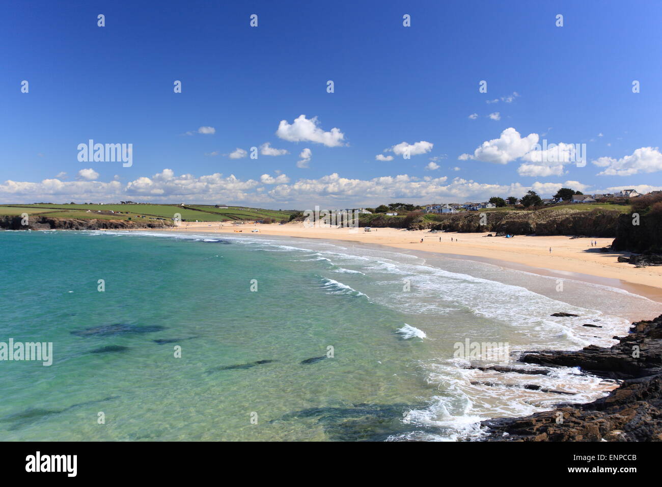 Blick entlang des Strandes in Harlyn Bay auf der Nordküste von Cornwall in England. Stockfoto