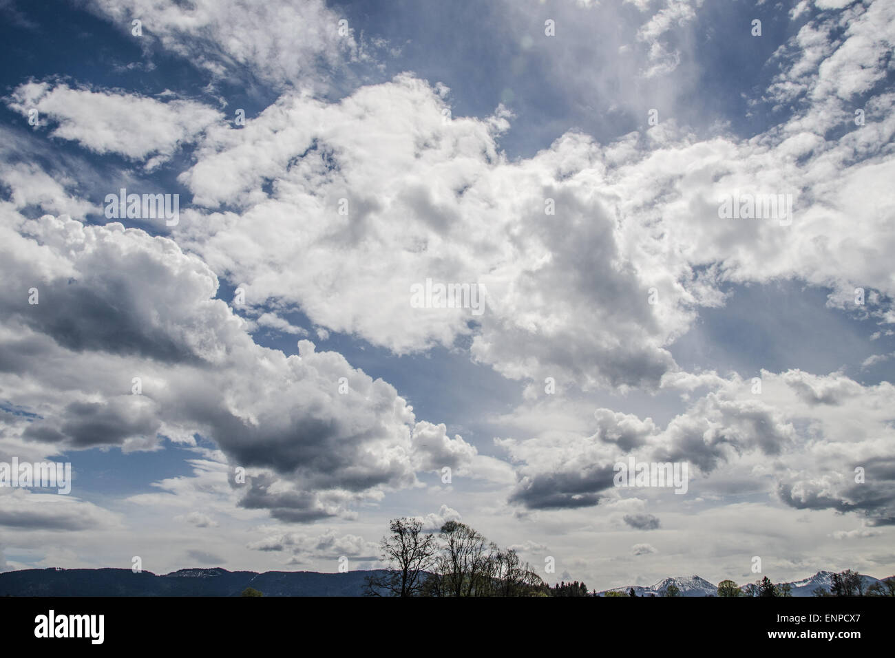 Oberbayern vom feinsten - weiße Wolken und blauer Himmel - die Clours der bayrischen Flagge! Stockfoto