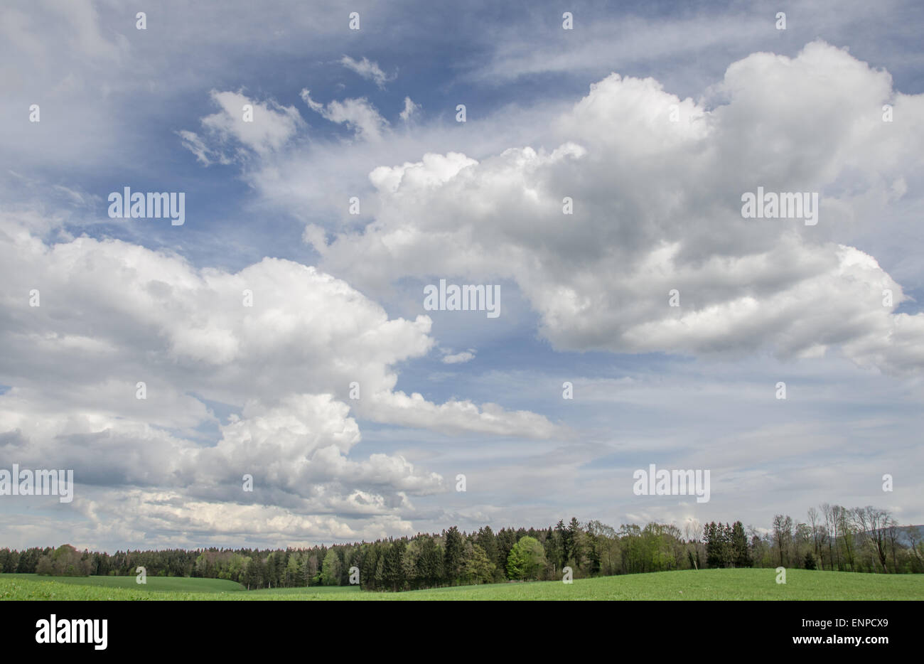 Oberbayern vom feinsten - weiße Wolken und blauer Himmel - die Clours der bayrischen Flagge! Stockfoto