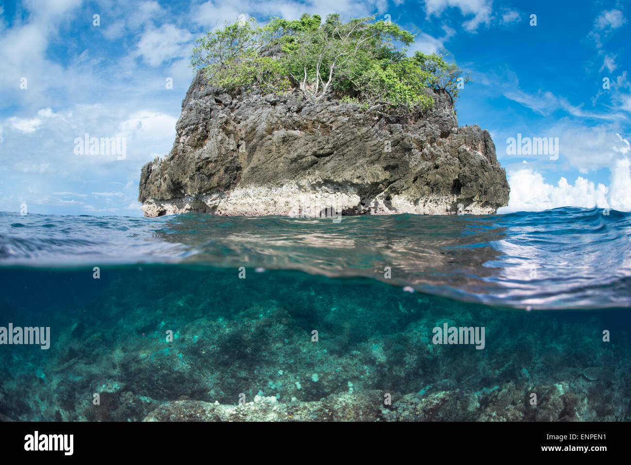 ein Schuss des Korallenriffs in Raja Ampat zeigt die Oberfläche und Unterwasser-Landschaft Stockfoto