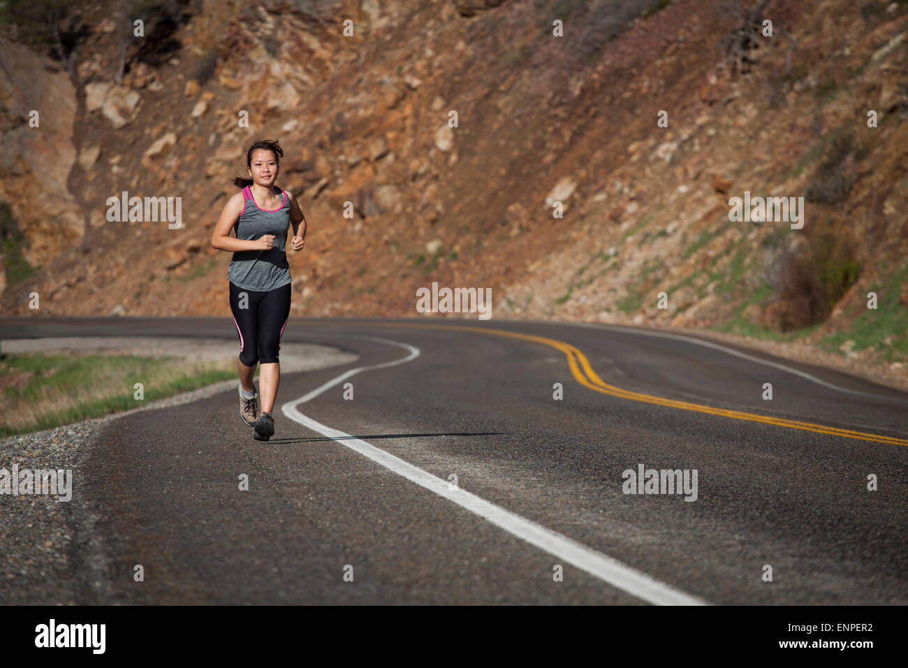 Frau läuft im freien Brünette trail laufenden Frau, Weiblich, laufen, laufen, Fitness, Bewegung, Fitness, Cross-Training, Übungen Stockfoto