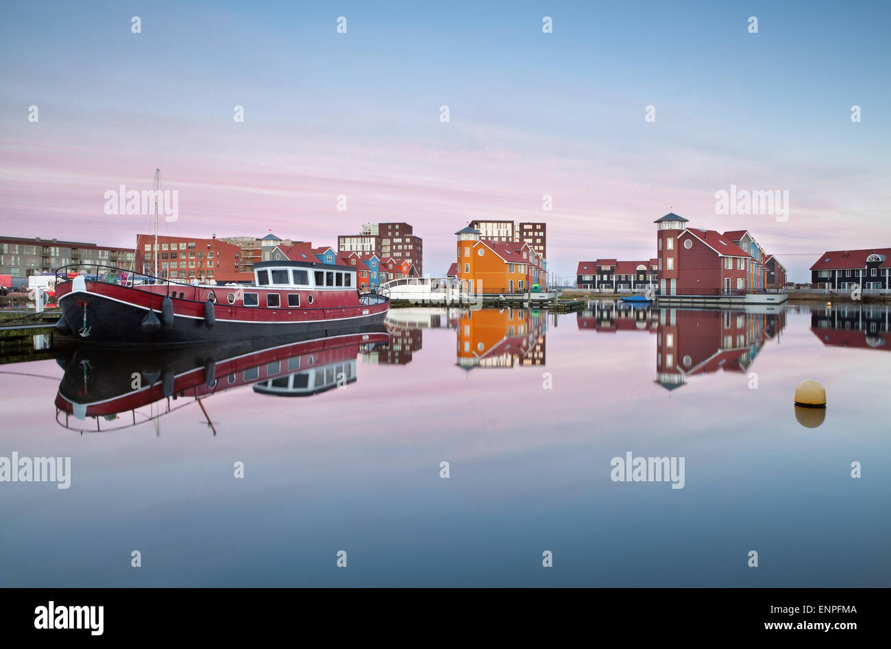 farbenfrohen Gebäuden und Boot am Hafen der Stadt, Groningen, Niederlande Stockfoto