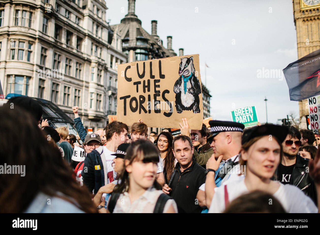 London, UK. 05.09.15. Hunderte von Demonstranten gegen Sparpolitik rally an den Toren zur Downing Street Protest gegen David Camerons konservative Regierung, die die Parlamentswahlen gewonnen. Stockfoto