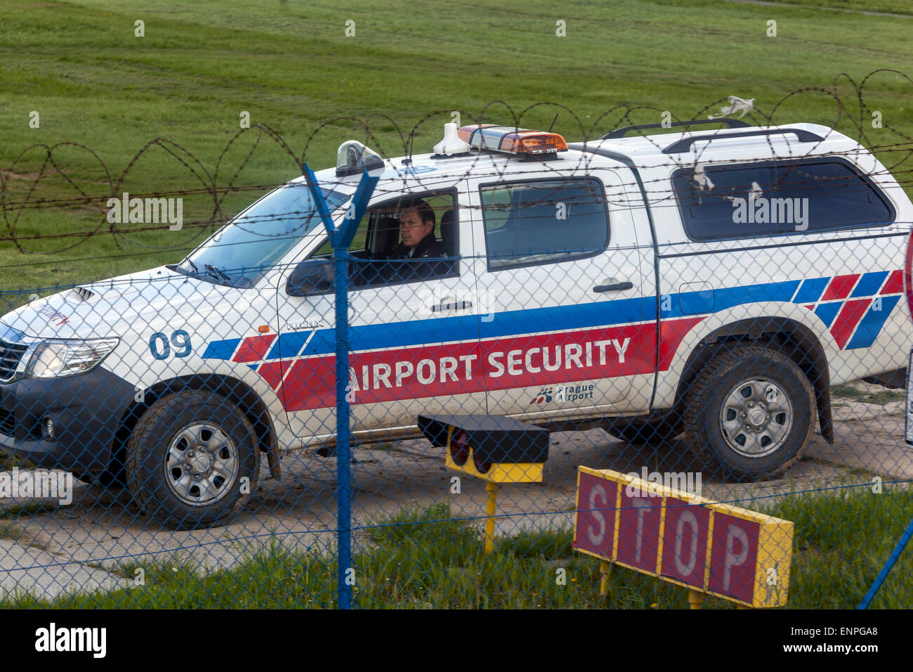 Fahrzeug Flughafen Sicherheitswagen Prag Stockfoto