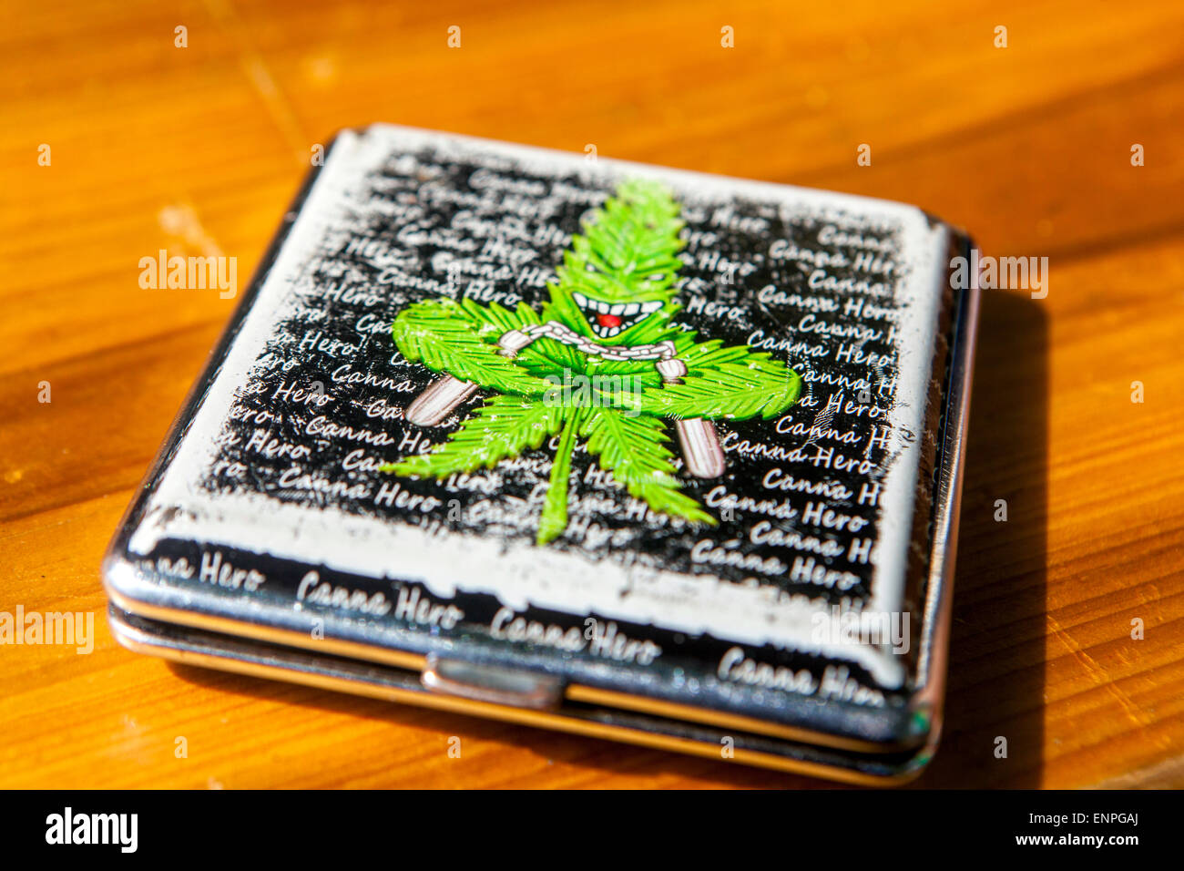 Zigarettenetui mit Marihuana Blatt Held Stockfoto