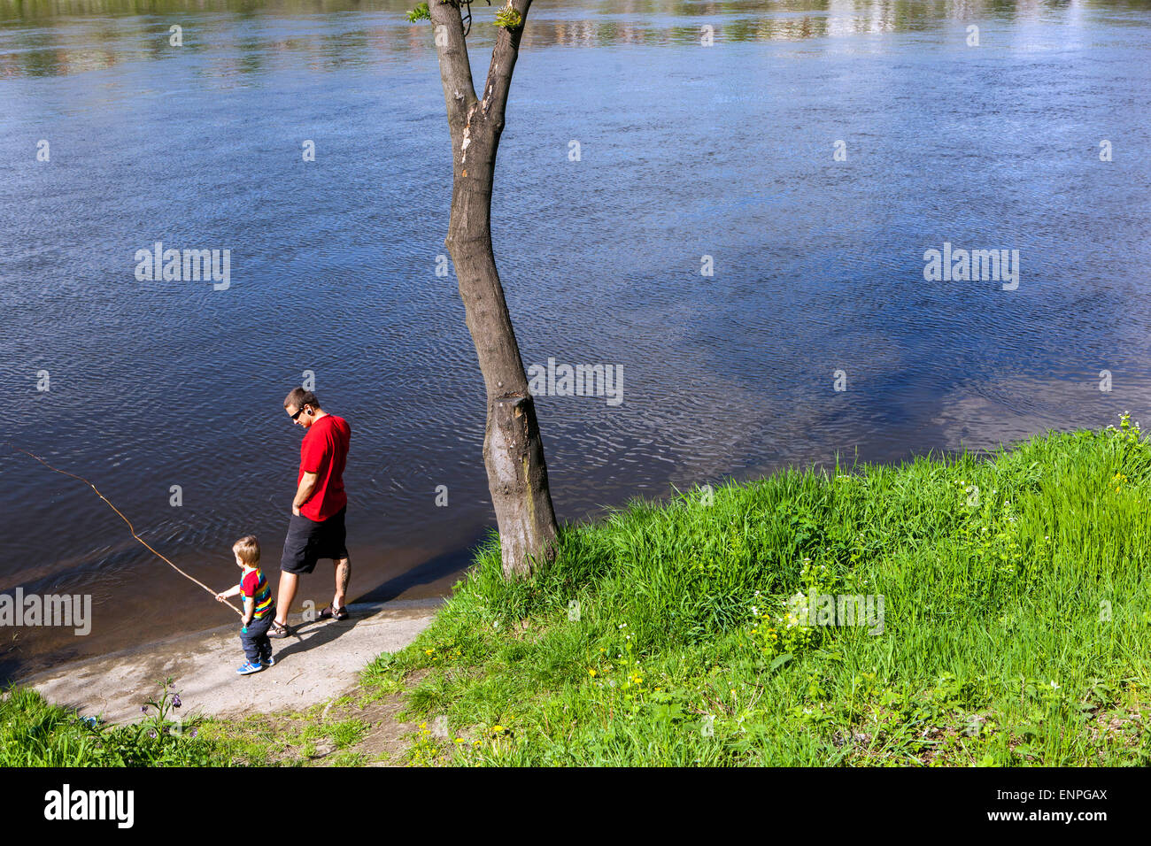 Mann mit seinem Sohn am Ufer der Moldau, Prag, Tschechische Republik Stockfoto