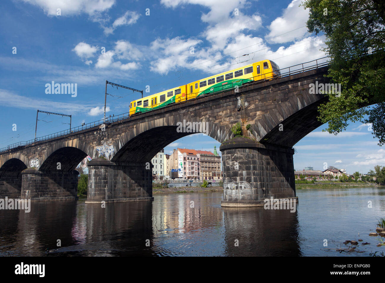 Die negrelli Viadukt ist nach der Charles Brücke, die zweitälteste noch bestehende Brücke über die Moldau in Prag. Tschechische Republik Zug Stockfoto