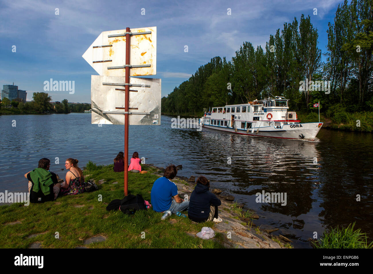Menschen, die am Ufer der Moldau, der Insel Stvanice, Prag, Tschechien, genießen Stockfoto