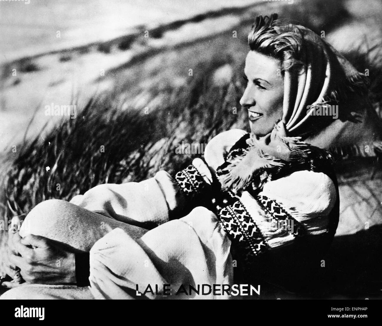 Die Deutsche Harfenspieler Lale Andersen bin Strang, Deutschland Ende 1950er Jahre. Deutsche Sängerin Lale Andersen am Strand, Deutschland Stockfoto