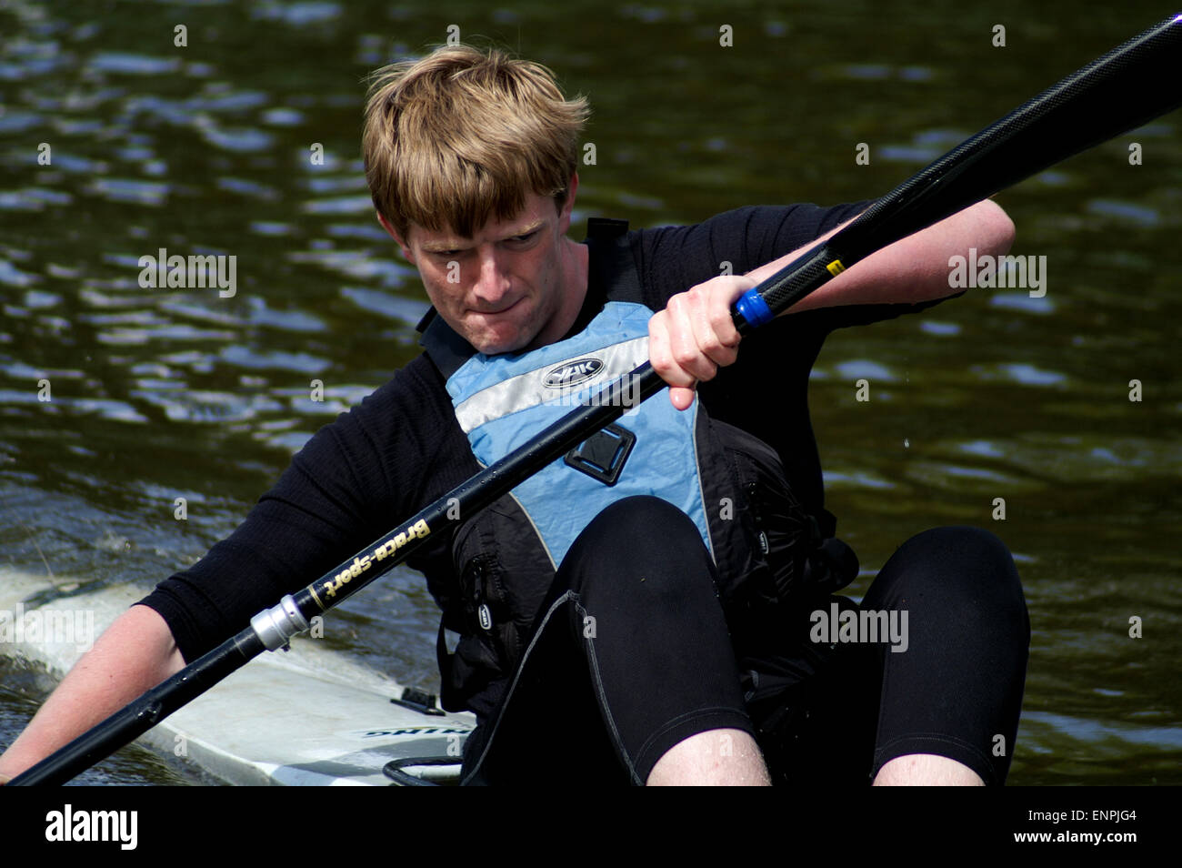 Junger Mann im Wettbewerb mit einem K1-Renn-Kajak Stockfoto