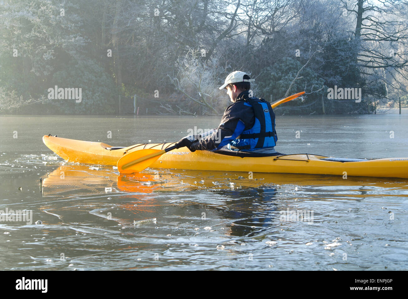 Kajakfahrer auf einem zugefrorenen See Stockfoto