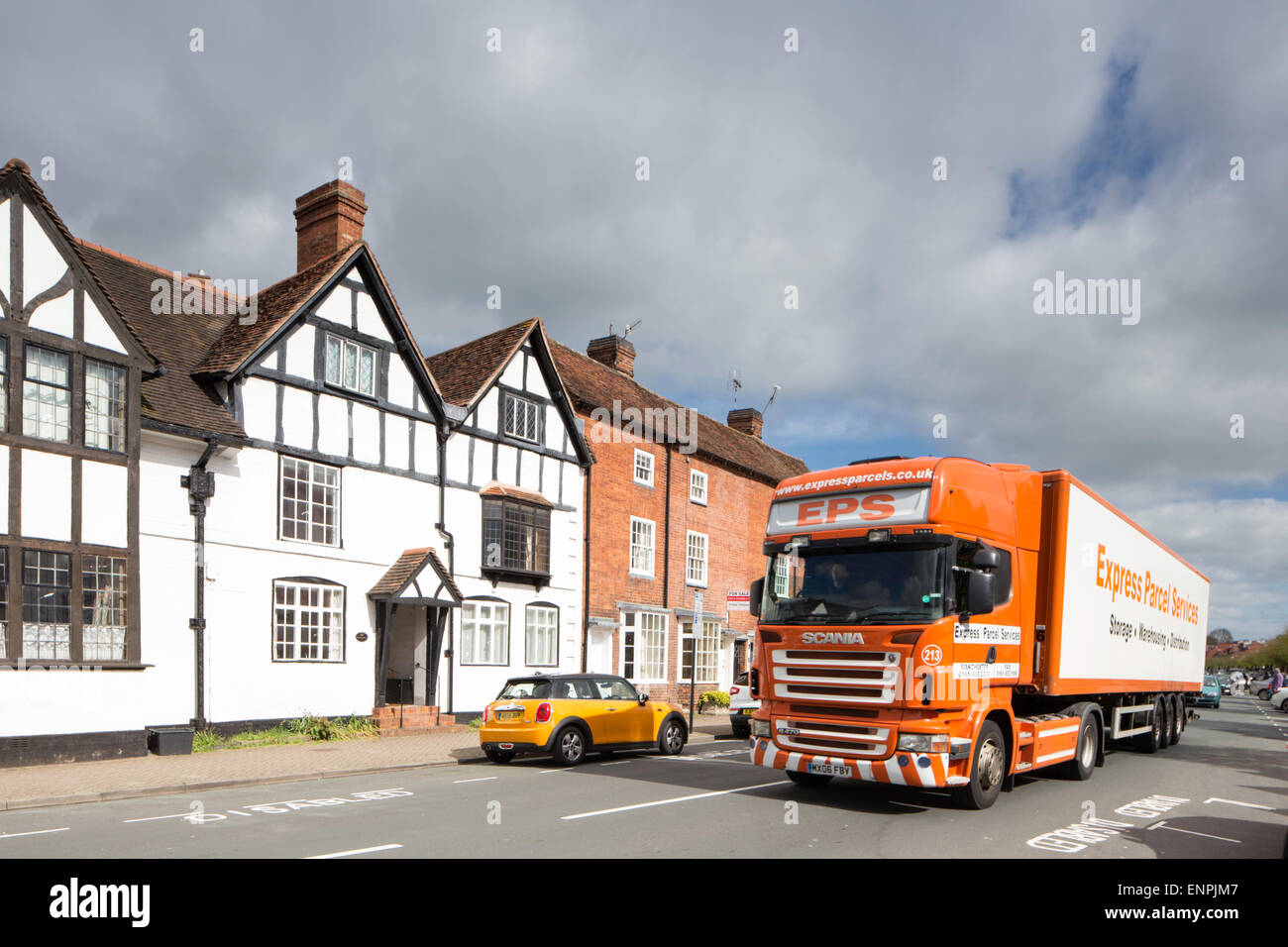 Artikuliert LKW durch das Dorf Henley in Arden, Warwickshire, England, UK Stockfoto