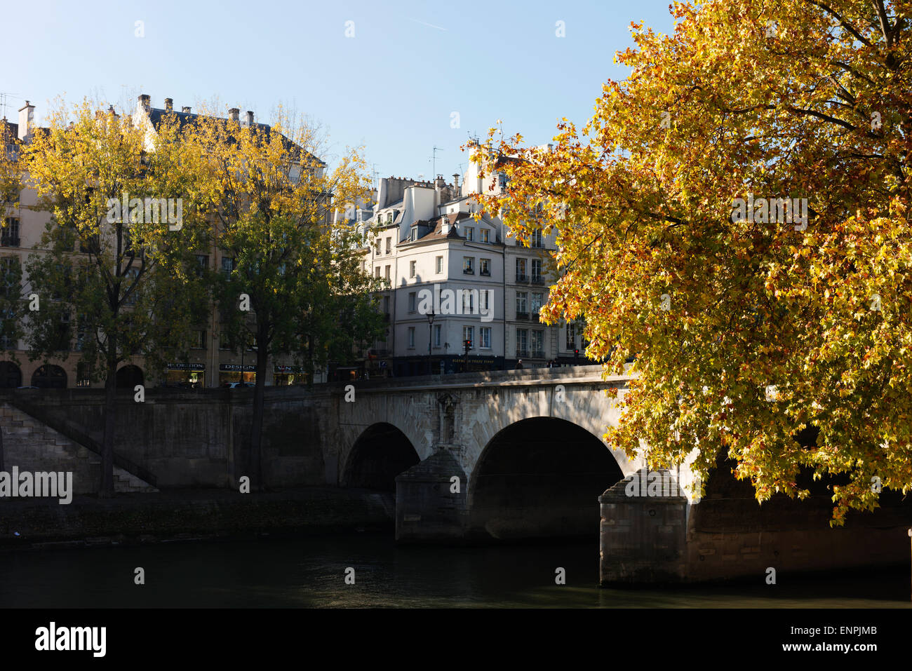 Île Saint-Louis und Marie-Brücke in der Herbstsonne. Stockfoto