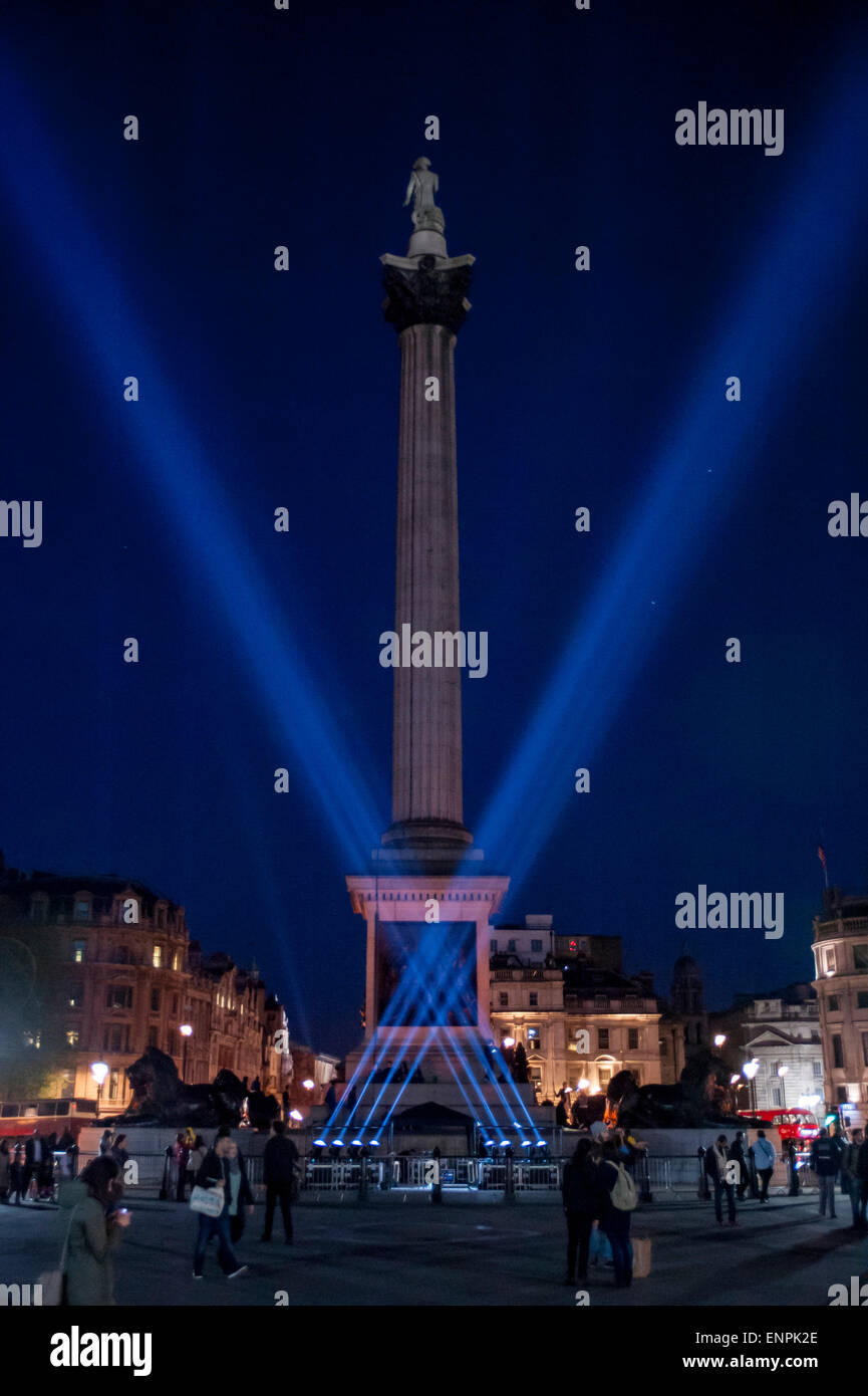 London, UK. 9. Mai 2015. Als Teil der Hauptstadt VE Tag 70. Jahrestag feiern, Trafalgar Square leuchtet mit v-förmigen Flutlicht, auf die gleiche Weise wie sie im Jahr 1945 waren. Bildnachweis: Stephen Chung / Alamy Live News Stockfoto