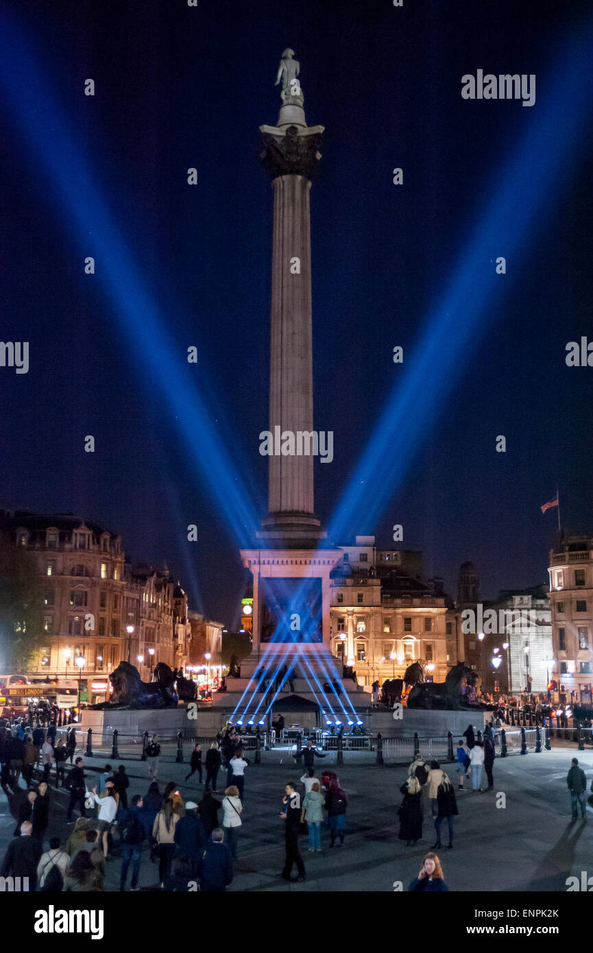 London, UK. 9. Mai 2015. Als Teil der Hauptstadt VE Tag 70. Jahrestag feiern, Trafalgar Square leuchtet mit v-förmigen Flutlicht, auf die gleiche Weise wie sie im Jahr 1945 waren. Bildnachweis: Stephen Chung / Alamy Live News Stockfoto