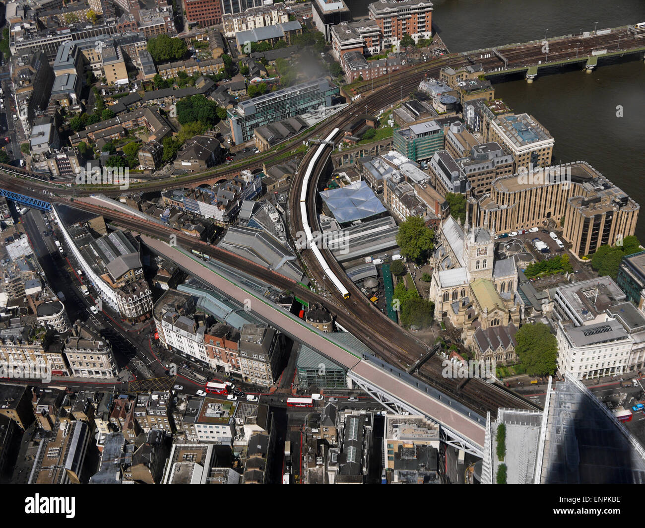 Eisenbahnlinie von London Bridge Station in Southwark, London Bridge und die Themse von The Shard London Bridge, London, UK. Stockfoto