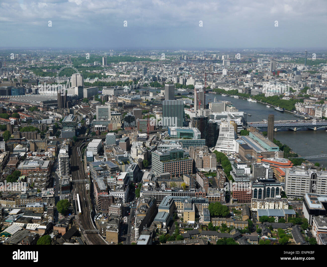 Blick Richtung Palast von Westminster und London Eye, zeigt Blackfriars Bridge von The Shard London Bridge, London, UK. Stockfoto