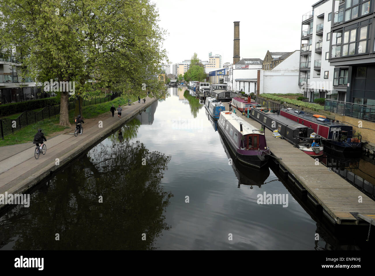 Ein Blick auf Regents Canal und Boote in Richtung Sturts Schloss in der Nähe von Sherpherdess zu Fuß und Stadt Straße Islington London N1 KATHY DEWITT Stockfoto