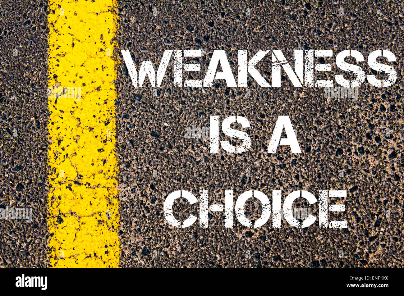 Schwäche ist ein Wahl-Motivations-Zitat. Gelbe Farbenlinie auf der Straße gegen Asphalt Hintergrund. Konzept-Bild Stockfoto