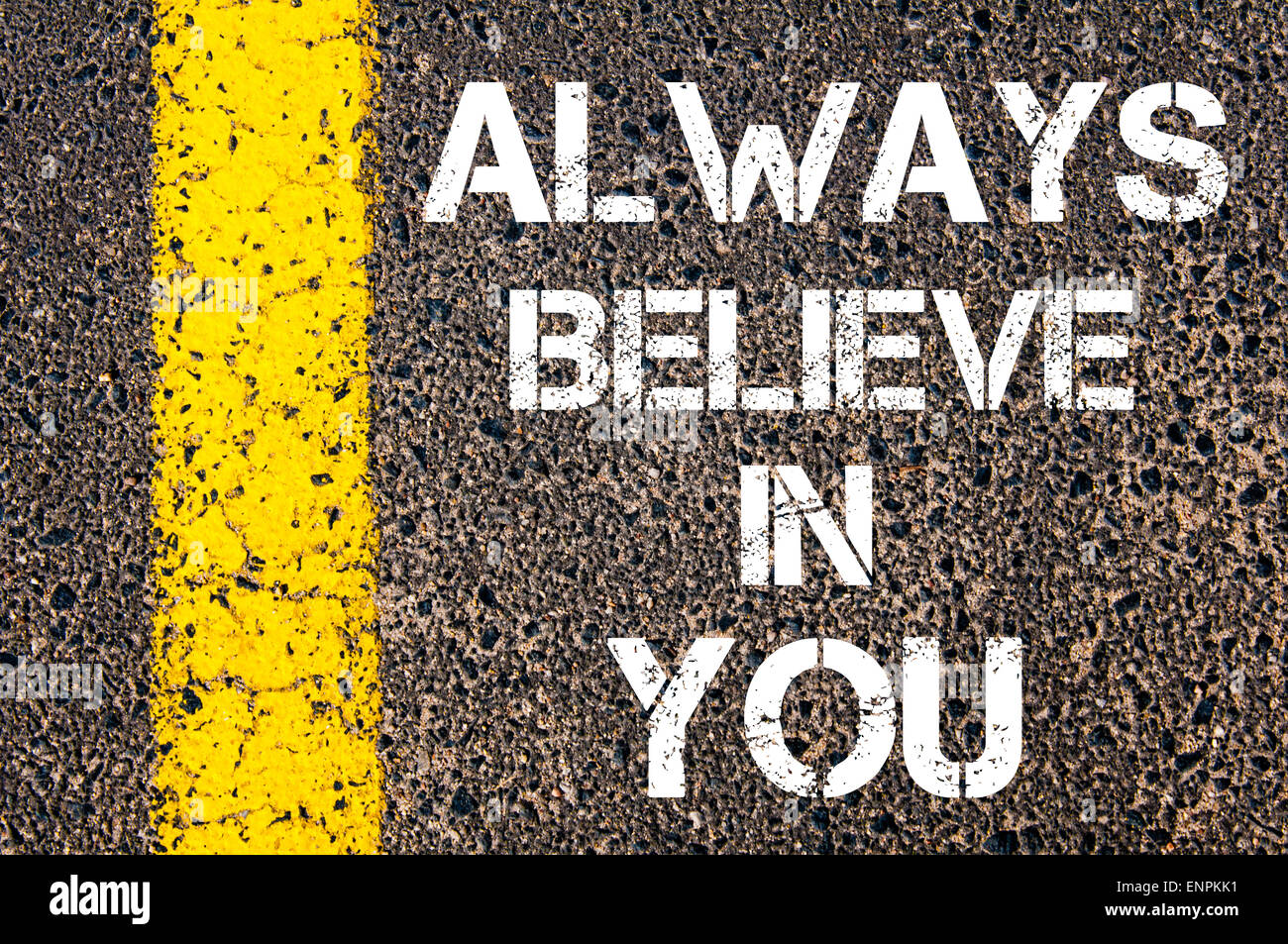 Immer an Sie motivierenden Zitat glauben. Gelbe Farbenlinie auf der Straße gegen Asphalt Hintergrund. Konzept-Bild Stockfoto