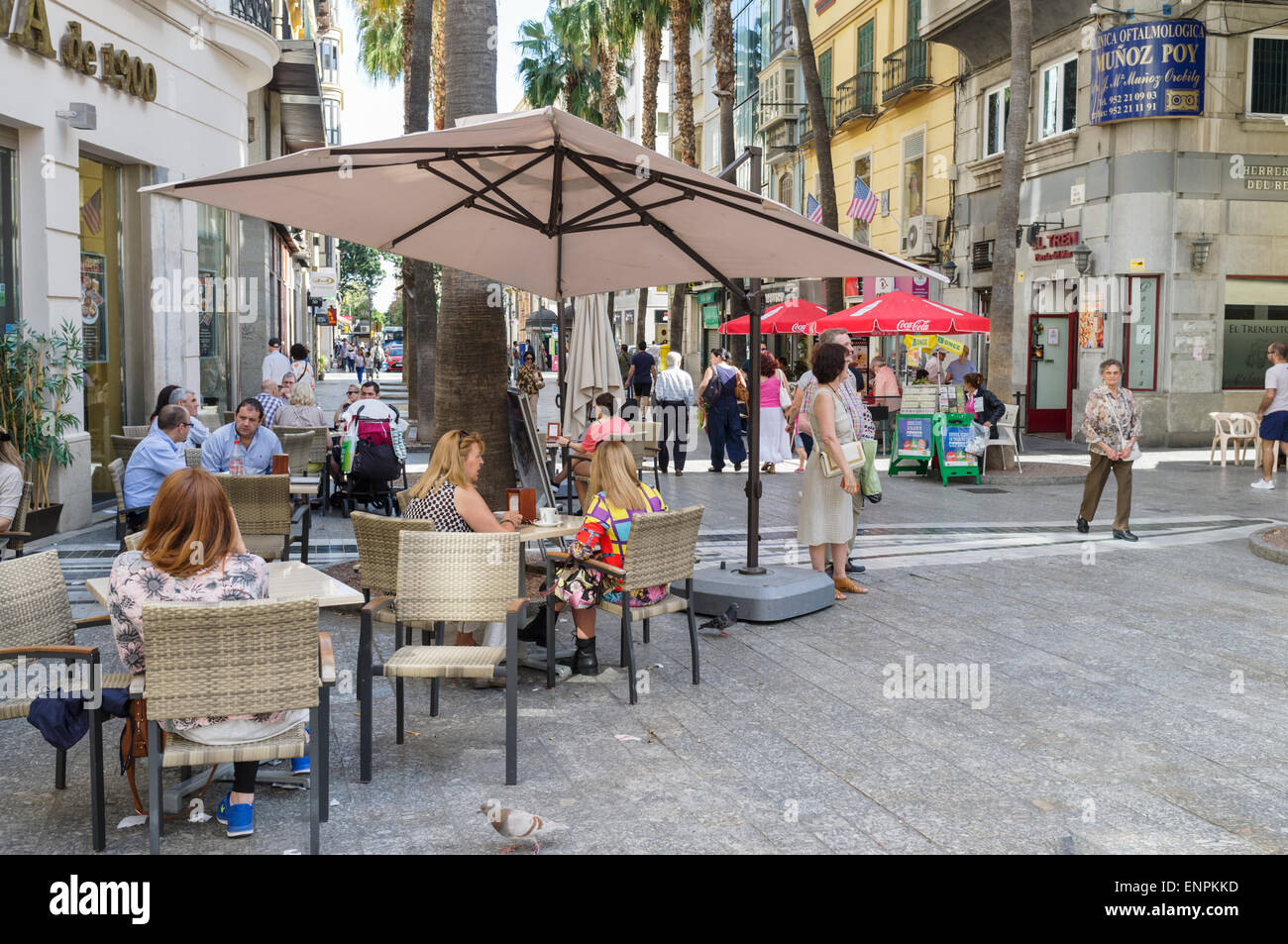 Malaga, Spanien. Menschen auf eine Café-Bar mit Terrasse in Puerta del Mar Straße, alte Stadt Malaga, Andalusien, Spanien Stockfoto