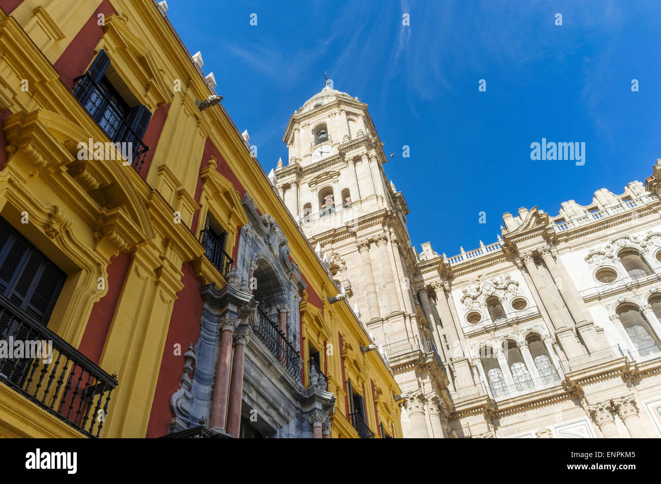 Malaga, Spanien. Kathedrale von der Menschwerdung und des Bischofs Palast (Palacio Episcopal) am Bischof-Platz (Plaza del Obispo) Stockfoto