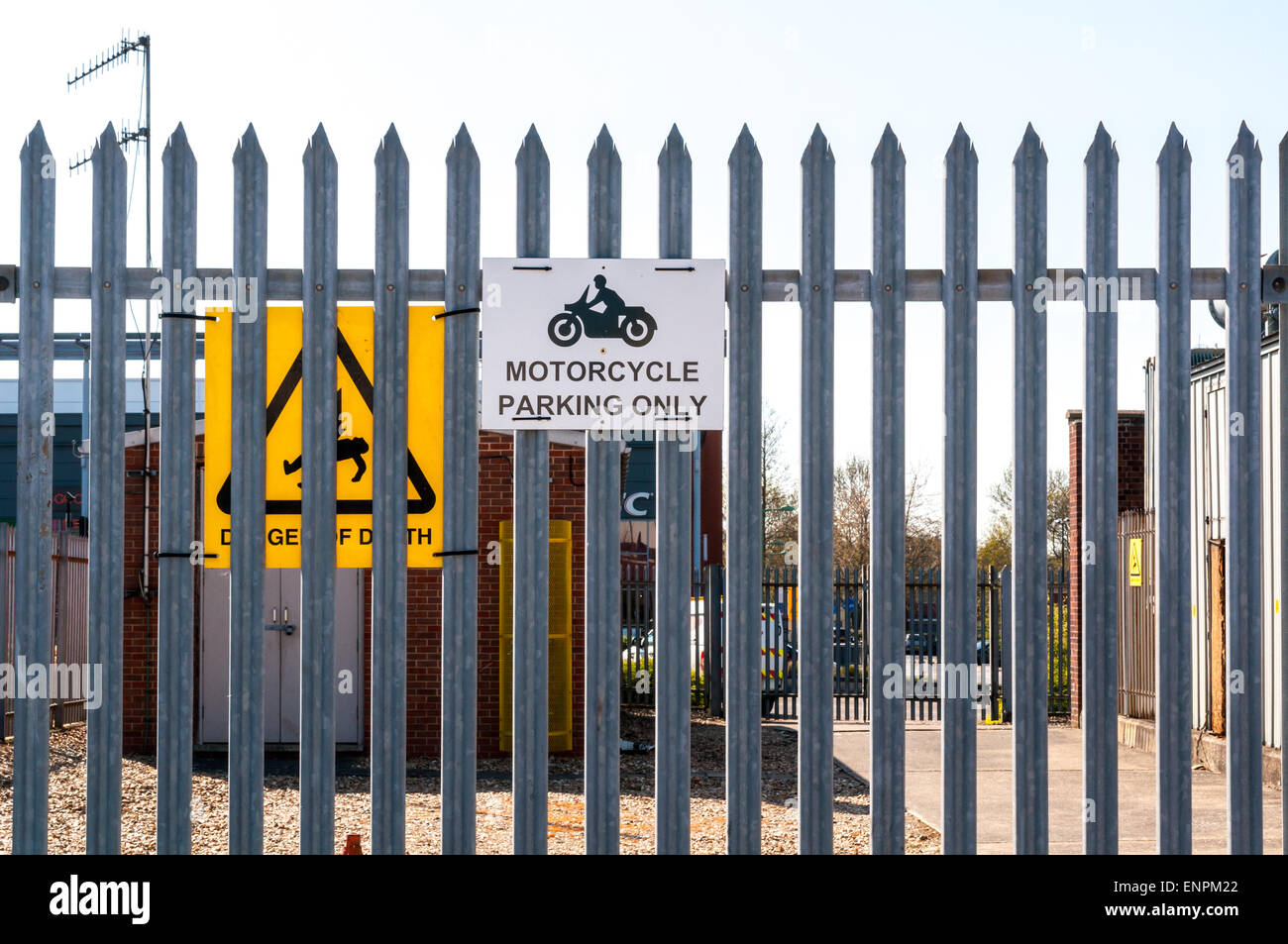 Motorrad Parkplatz Schild montiert auf einem Metallzaun Stockfoto
