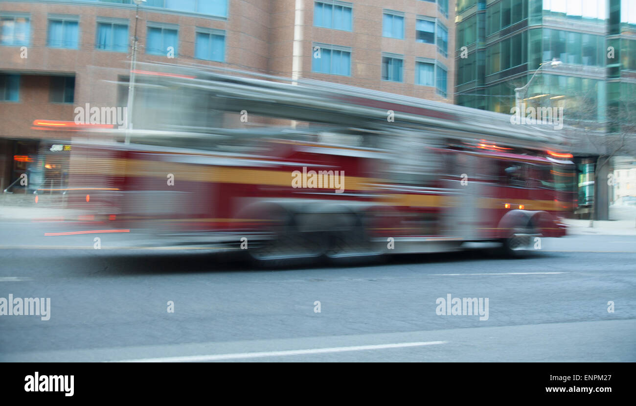 Feuerwehrauto in Unschärfe Bewegung Stockfoto