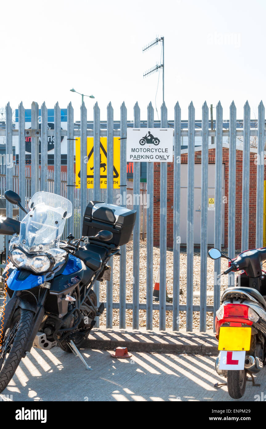Motorrad Parkplatz Schild montiert auf einem Metallzaun Stockfoto