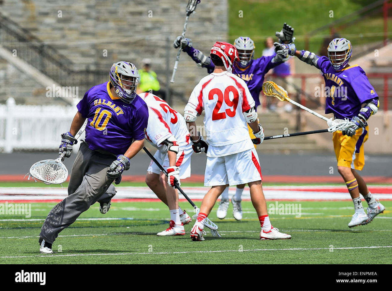 Ithaca, New York, USA. 9. Mai 2015. Albany, die Doggen Torwart Blaze Riorden (10) reagiert nach ein Tor während des NCAA Turniers ersten Runde Spiel zwischen Albany-Doggen und die Cornell Big Red bei Schoellkopf Field in Ithaca, New York. Albany besiegt Cornell 19-10. Rich Barnes/CSM/Alamy Live-Nachrichten Stockfoto