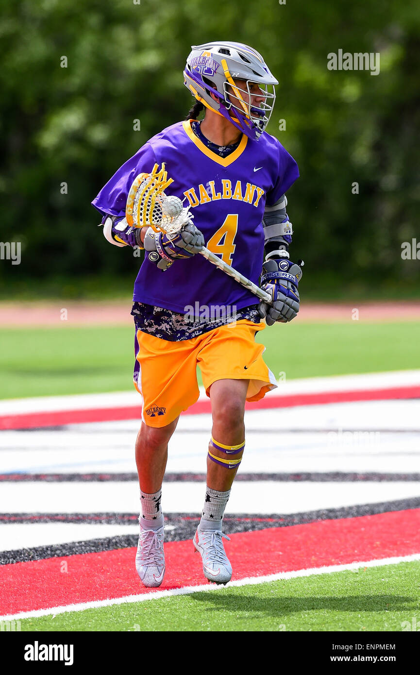 Ithaca, New York, USA. 9. Mai 2015. Albany Doggen Attackman Lyle Thompson (4) steuert den Ball während des NCAA Turniers ersten Runde Spiel zwischen Albany-Doggen und die Cornell Big Red bei Schoellkopf Field in Ithaca, New York. Albany besiegt Cornell 19-10. Rich Barnes/CSM/Alamy Live-Nachrichten Stockfoto