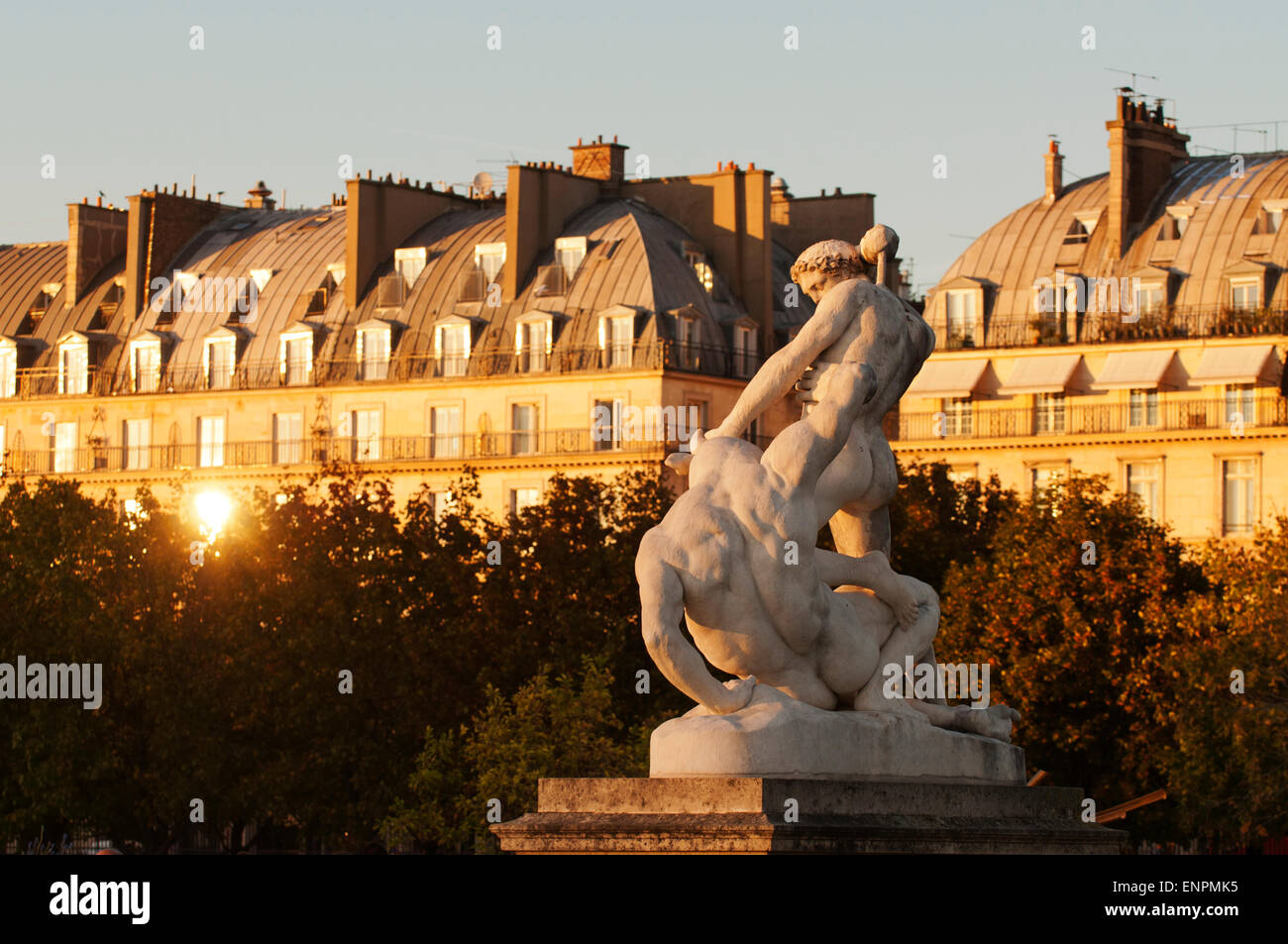 Theseus und dem Minotaurus durch Jules Ramey im Jardin des Tuileries, Paris, bei Sonnenuntergang. Stockfoto