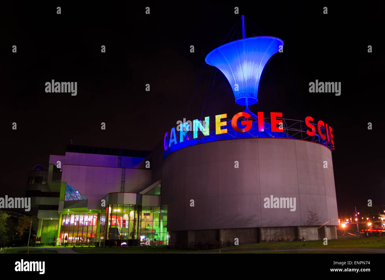 Nachtansicht der er Carnegie Science Center in Pittsburgh, Pennsylvania. Stockfoto