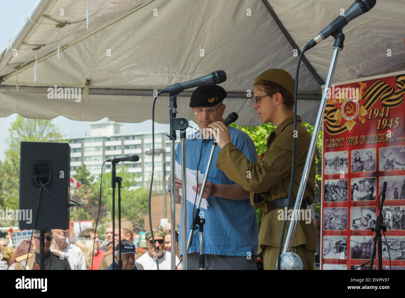 Toronto, Kanada. 9. Mai 2015. Militär/Veteranen Advocate Jonathan Delgado-Levin-Turner spricht über kanadische Beteiligung im zweiten Weltkrieg für den offiziellen Teil der feierlichen Parade zum 70-jährigen Jubiläum des Sieges (1945-2015). Er wird vom jungen Mann in der sowjetischen militärischen Uniform ins Russische übersetzt. Tag des Sieges markiert die Kapitulation Nazi-Deutschlands auf die Sowjetunion im zweiten Weltkrieg Teil. Bildnachweis: Igor Ilyutkin/Alamy Live-Nachrichten Stockfoto