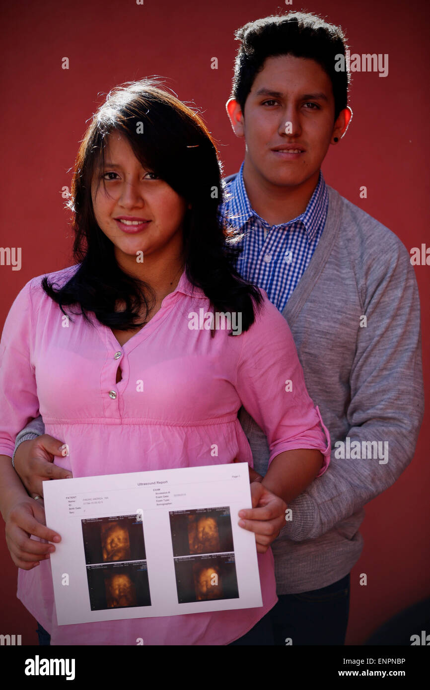 (150510)--QUITO, 10. Mai 2015 (Xinhua)--Mateo (R) und seine Frau Andrea zeigen die Sonographie ihres ersten Kindes vor seiner Geburt in Quito, der Hauptstadt von Ecuador, am 9. Mai 2015. In Ecuador ist der Muttertag am zweiten Sonntag im Mai gefeiert. (Xinhua/Santiago Armas) Stockfoto