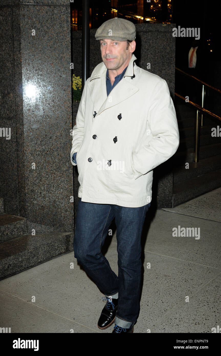 "Mad Men"-Star Jon Hamm für den Herbst in einem Pea Coat und Zeitungsjunge Mütze gekleidet, ist als er entdeckt hat, allein zu Fuß in Midtown Manhattan mit: Jon Hamm wo: New York City, USA: 4. November 2014 Stockfoto