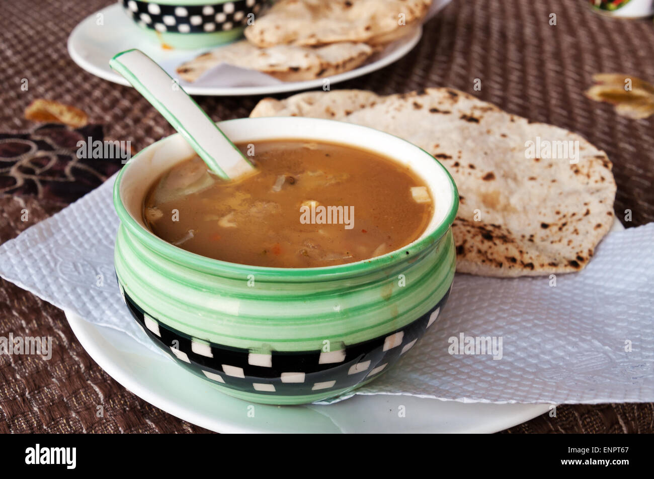 Indische Tomatensuppe mit Chapati im Restaurant Indian street ...