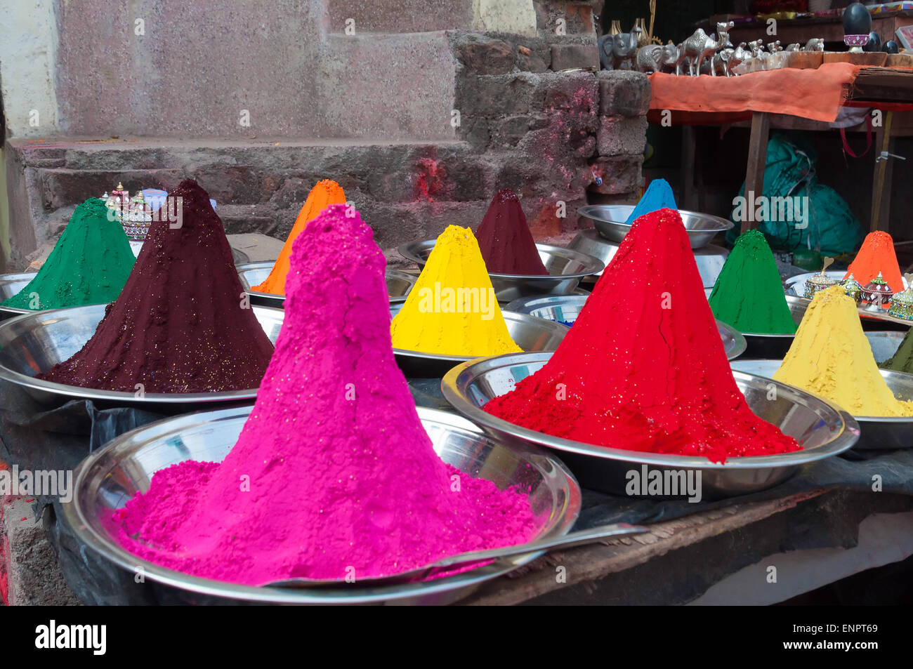 Farbpulver auf dem indischen Markt in Orchha. Indien Stockfoto