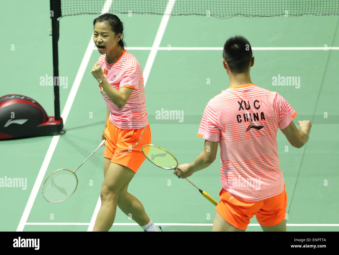 Dongguan, China Guangdong Provinz. 10. Mai 2015. Chinas Xu Chen/Ma Jin (L) bei ihrem ersten Spiel gegen Deutschlands Michael Fuchs/Birgit Michels am 2015 Sudirman Cup BWF Mixed Team WM-Tag 1 in Dongguan, Ost-China Guangdong Provinz, 10. Mai 2015 jubeln. Bildnachweis: Meng Yongmin/Xinhua/Alamy Live-Nachrichten Stockfoto