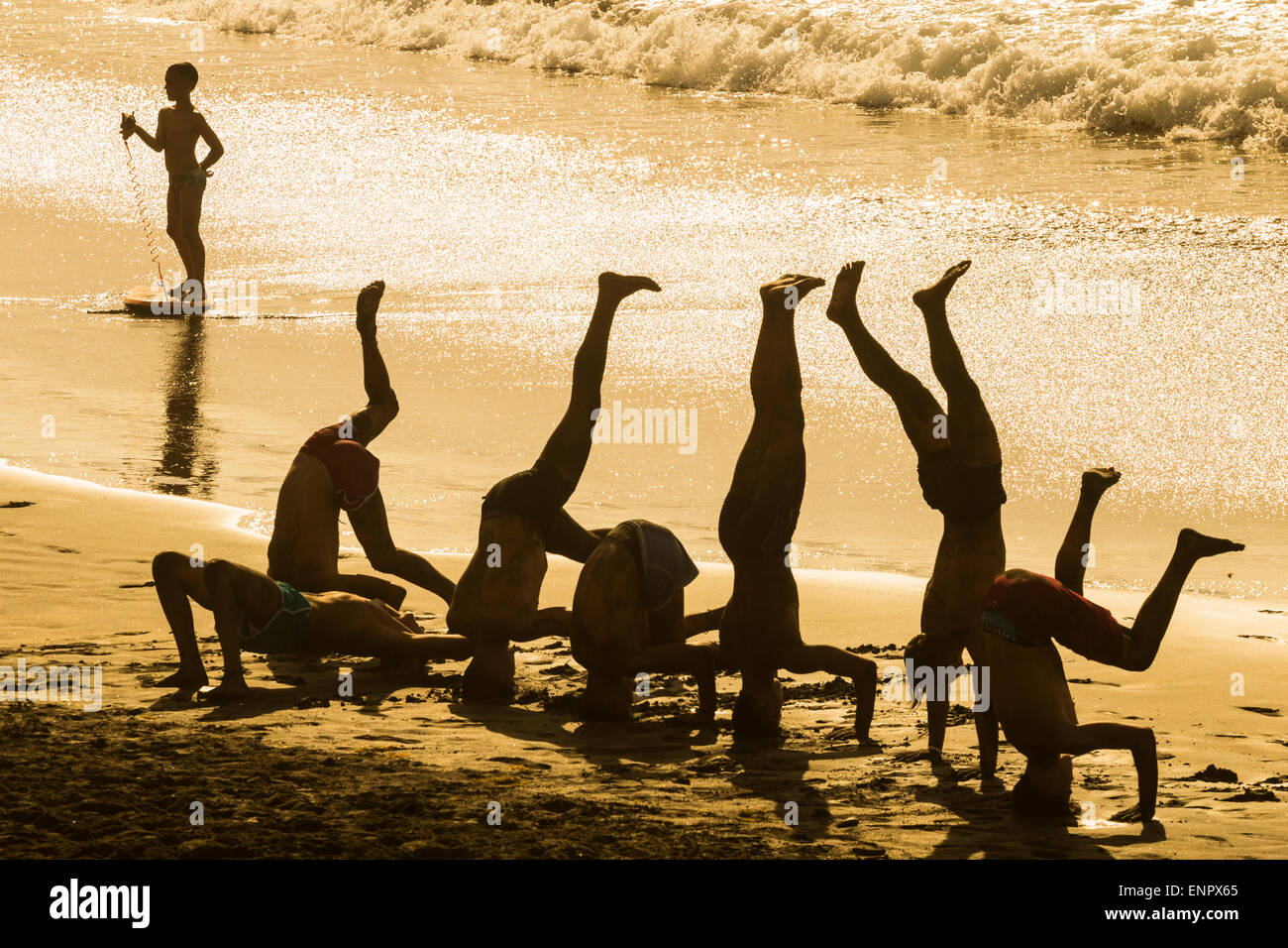 Spanische Jugendliche an der Playa de Las Canteras Strand bei Sonnenuntergang. Las Palmas, Gran Canaria, Kanarische Inseln, Spanien. Stockfoto