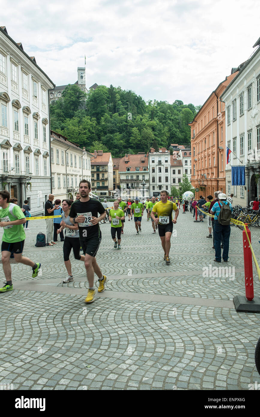 Der dreiköpfige Team Run ist eine außergewöhnlich attraktive, traditionelle Laufveranstaltung, die von immer mehr Läufer jedes Jahr besucht wird. In diesem Jahr wird die Veranstaltung am 9. Mai 2015, in Teams von drei Läufer auf einer gut geplanten Route rund um Ljubljana stattfinden. Die Zeit der schwächste Läufer im Team zählt; die anderen beiden begleiten und unterstützen ihre Co Läufer, so dass sie gemeinsam die Ziellinie überqueren können. Diese Art von Wettbewerb soll gegenseitige Hilfe und Solidarität unter den Läufern zu fördern. Bildnachweis: Etabeta/Alamy Live-Nachrichten Stockfoto